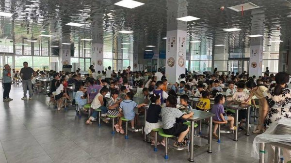 成都赚配网 石首：“数字食堂”守护学生“舌尖安全”