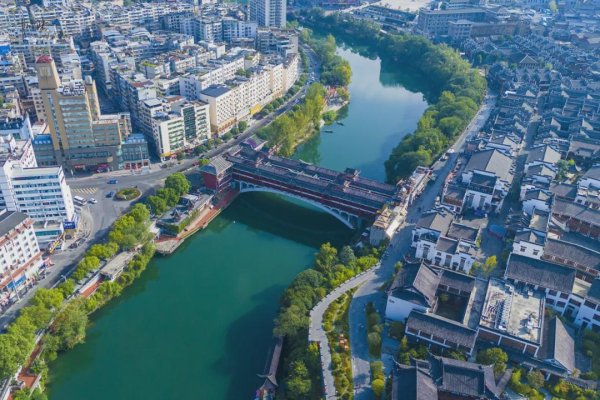 金惠配资 横跨锦江的兴市桥集多种功能于一体，是铜仁最有特色的地标建筑